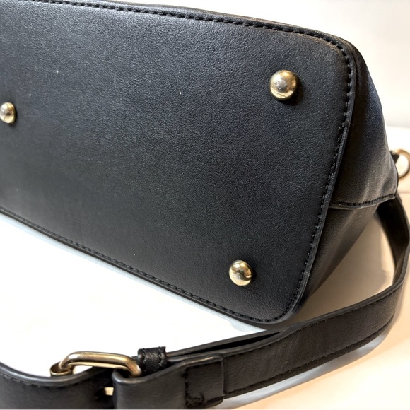 Black and White New Striped Handbag with Tassel - Picture 7 of 10